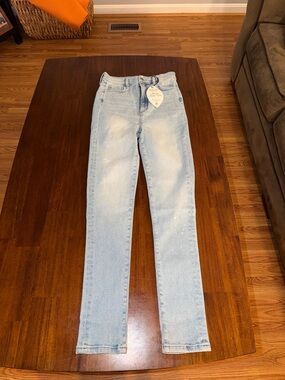 Triarchy Ladies NWT Light blue wash Skinny jeans. Size 28. Distressed.